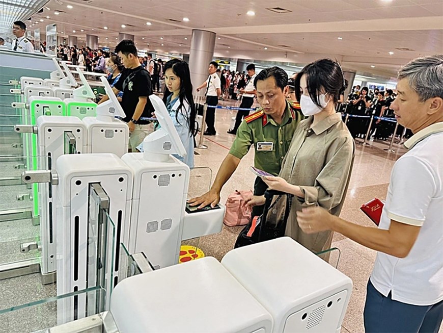 Sắp đi nước ngoài, cách kiểm tra mình có thuộc diện tạm hoãn xuất cảnh hay không? - ảnh 1