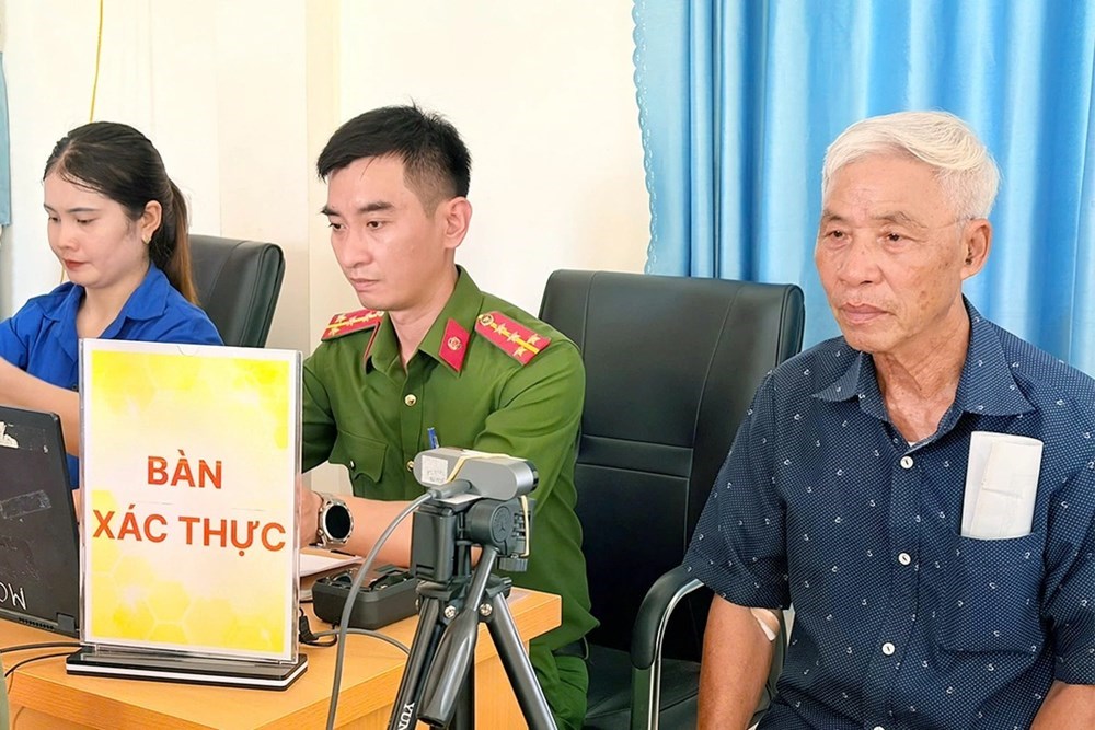 Ánh mắt người mẹ già lặng lẽ hướng về phía trước… - ảnh 2