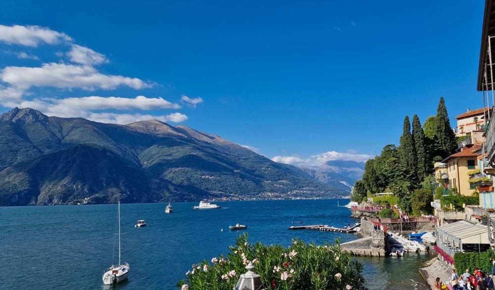 Làng du lịch nổi tiếng ở Italia mạnh tay phạt du khách mặc đồ bơi đi giữa phố - ảnh 1
