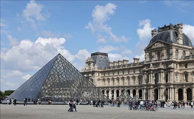 Nắng nóng cực đoan khiến Tháp Eiffel và các bảo tàng ở Paris đóng cửa sớm - ảnh 1