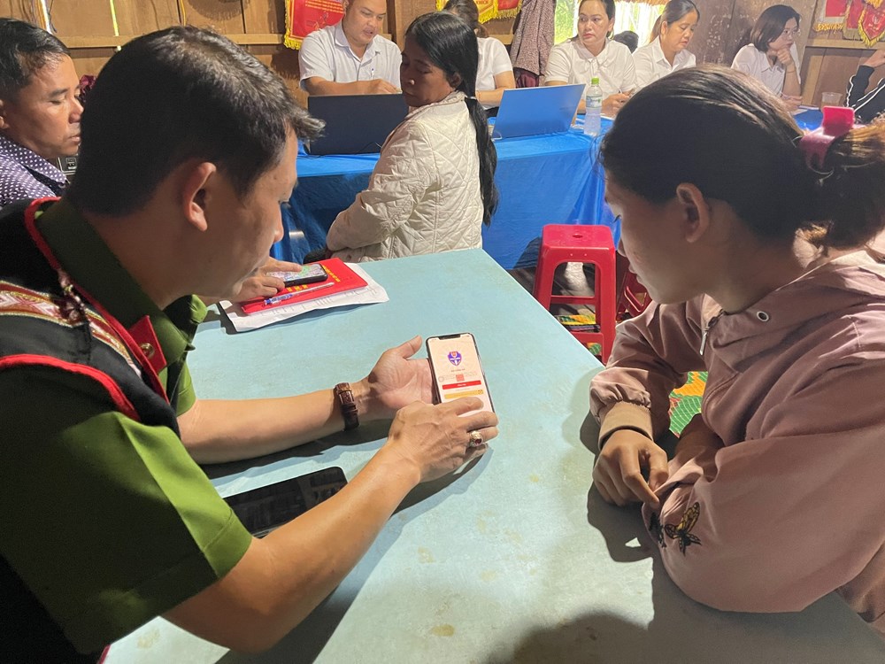 Hành chính công ngay tại… nhà rông - ảnh 1