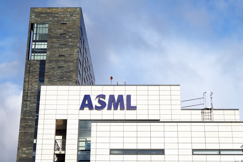 ASML thưởng 20.000 euro giữ chân nhân viên: Cuộc đua nhân lực chip tăng nhiệt - ảnh 1