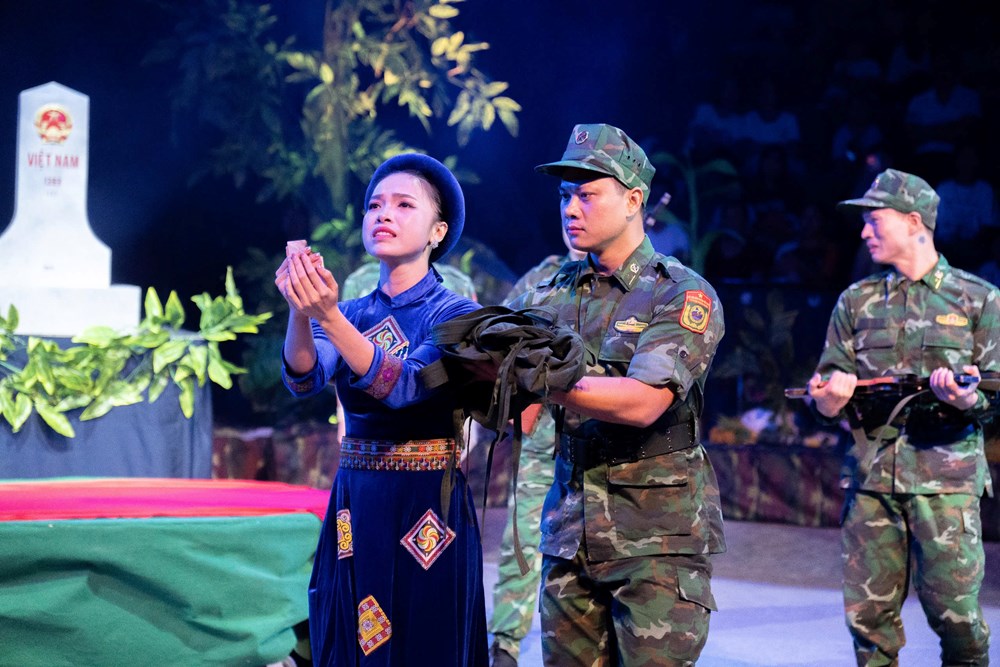 Tri ân người lính biên phòng bằng ngôn ngữ xiếc - ảnh 1