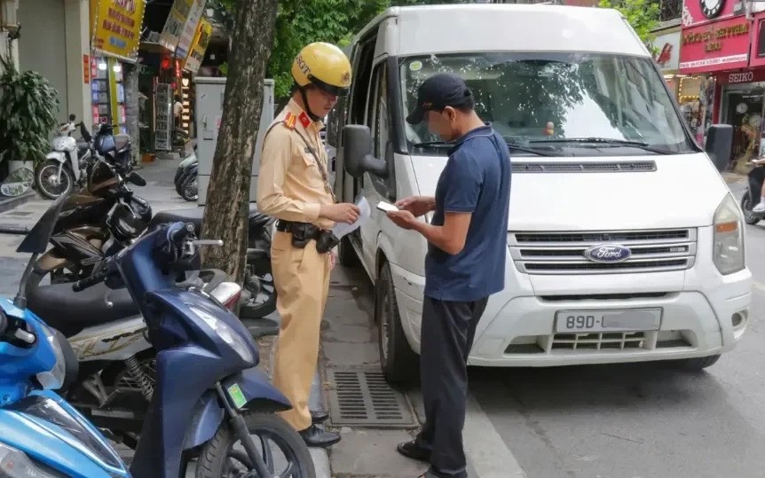 Từ hôm nay 10.8: Xe hợp đồng đón, trả khách sai quy định có thể bị thu hồi giấy phép - ảnh 1