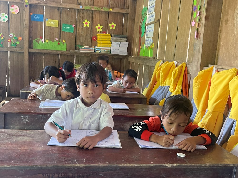 Phụ huynh vùng biên yên tâm gửi con đến trường - ảnh 1