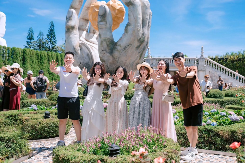 Sun World Ba Na Hills bố trí xe bus miễn phí đón khách từ Đà Nẵng - ảnh 4