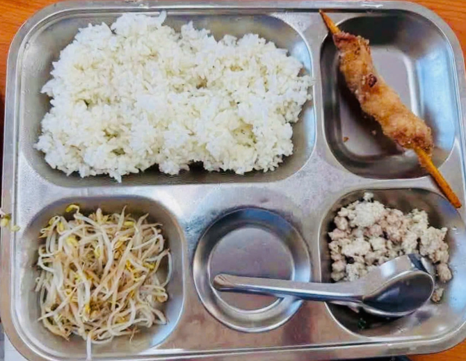 Khay cơm 40.000 đồng quá ít: Ai giám sát bữa trưa của trẻ? - ảnh 1