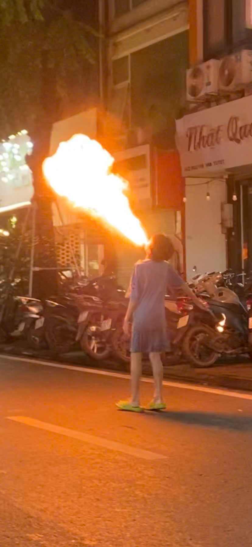 Nguy hiểm rình rập từ ngậm dầu phun lửa ở Hà Nội - ảnh 1