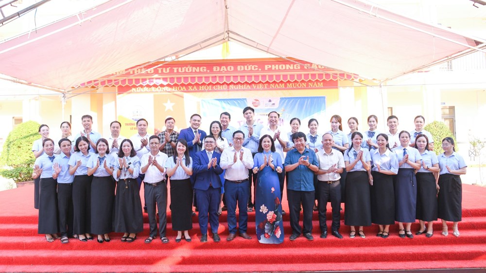 Đưa tiếng Anh đến gần hơn với học sinh vùng cao, biên giới, hải đảo - ảnh 11