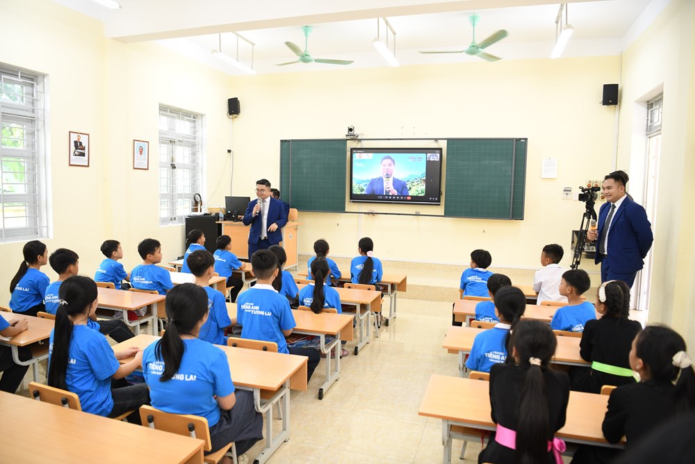 Đưa tiếng Anh đến gần hơn với học sinh vùng cao, biên giới, hải đảo - ảnh 7