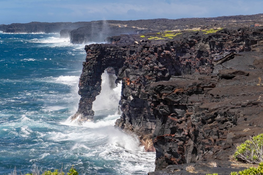 Vòm đá nổi tiếng 550 tuổi ở Hawaii đổ xuống Thái Bình Dương - ảnh 1
