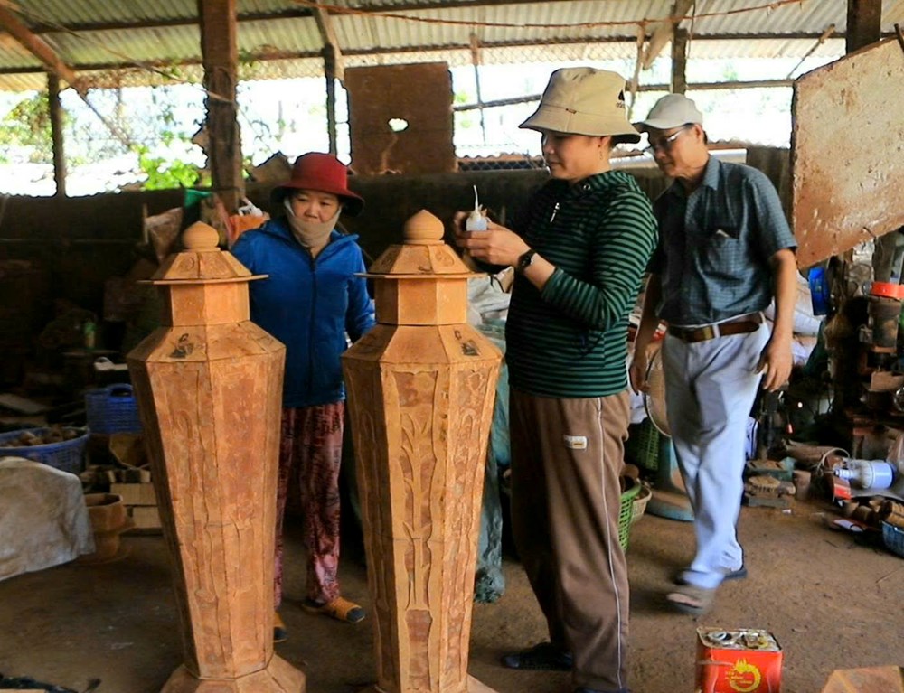 Đôi lục bình độc đáo từ vỏ quế - ảnh 1