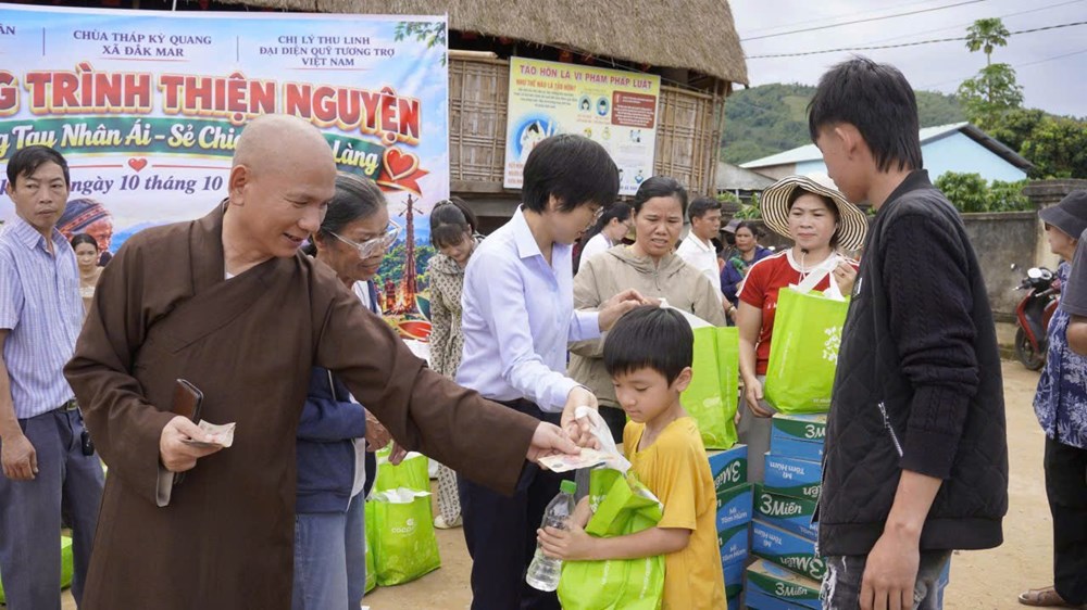 Quảng Ngãi: 400 phần quà đến với người già neo đơn và trẻ khuyết tật - ảnh 2