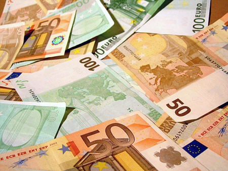 Giá euro xuống dưới 30.000 đồng, ai được lợi? - ảnh 1