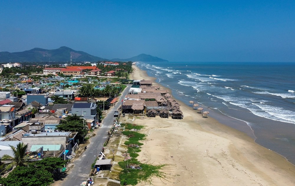 Vịnh đẹp thế giới ở Huế bị “bôi bẩn” không gian biển - ảnh 2