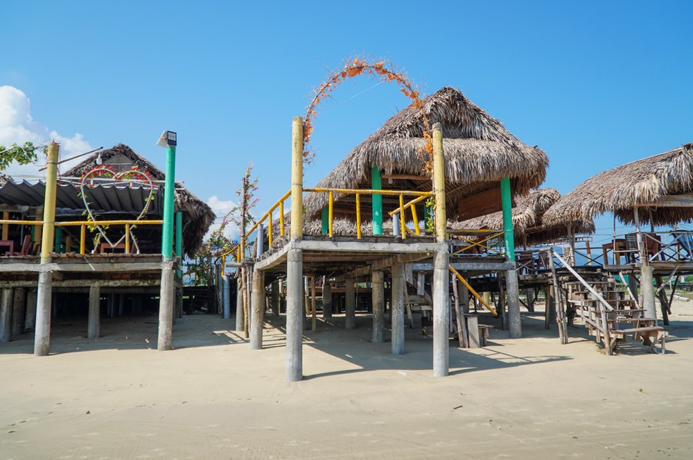 Vịnh đẹp thế giới ở Huế bị “bôi bẩn” không gian biển - ảnh 1