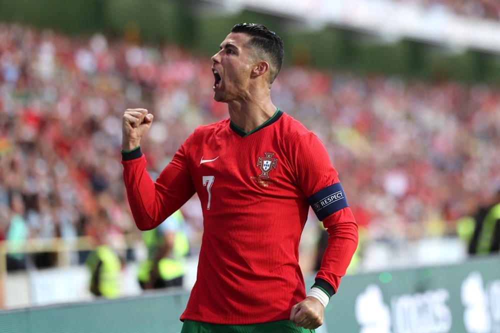Lewandowski chấn thương nặng hơn dự kiến; sốt vé vì Ronaldo - ảnh 2
