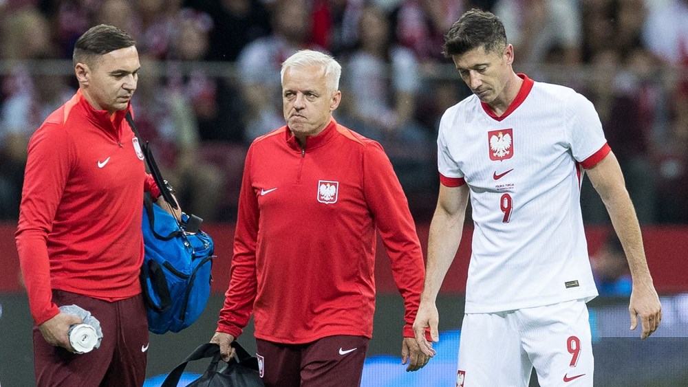 Lewandowski chấn thương nặng hơn dự kiến; sốt vé vì Ronaldo - ảnh 1