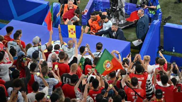 Ronaldo suýt bị fan cuồng nhảy vào người - ảnh 1