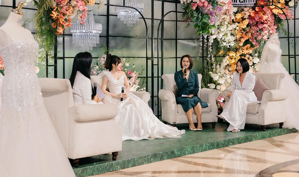 Các cặp đôi nô nức rủ nhau tham gia trải nghiệm xu hướng cưới mới tại Almaz Wedding Fair 2024 - ảnh 2