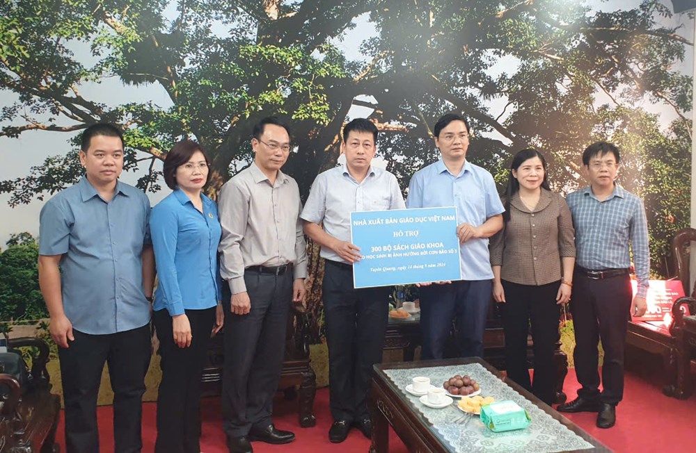Nhà xuất bản Giáo dục dồn lực cung ứng khoảng 18 triệu bản SGK cho học sinh vùng lũ - ảnh 1