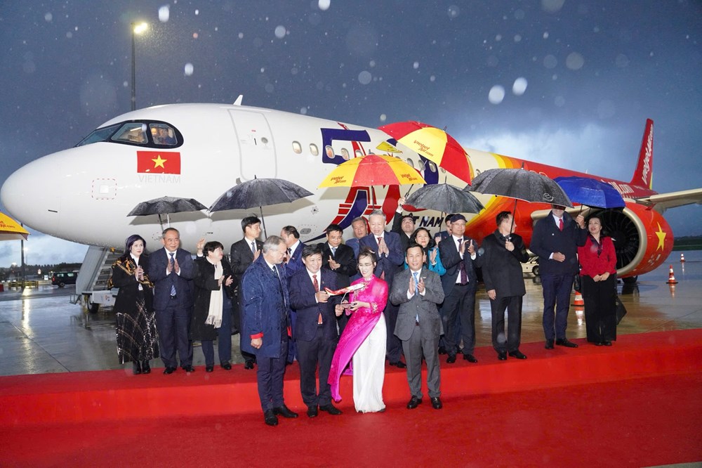 Airbus và Vietjet bàn giao tàu bay mới mang hình ảnh kỷ niệm 50 năm quan hệ ngoại giao Việt Nam - Pháp - ảnh 1