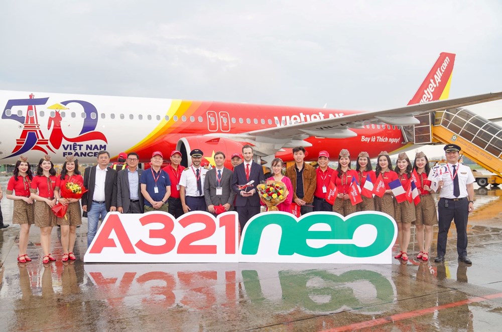 Tàu bay kỷ niệm 50 năm quan hệ Việt Nam - Pháp hạ cánh tại TP.HCM - ảnh 1