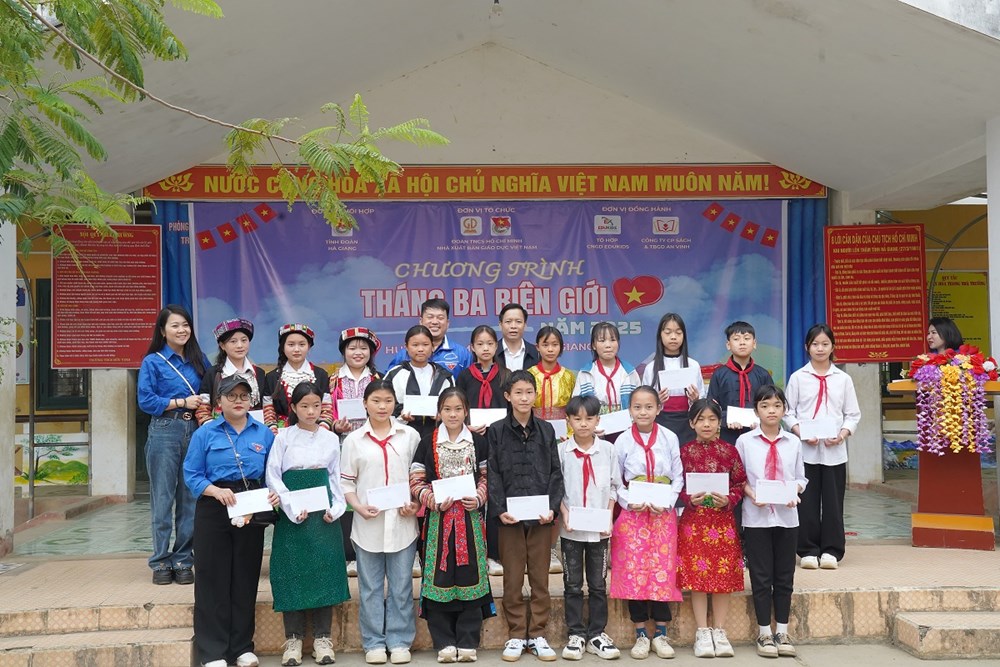 Đoàn thanh niên NXBGDVN: Mang sách – mang yêu thương lên miền đá núi - ảnh 1