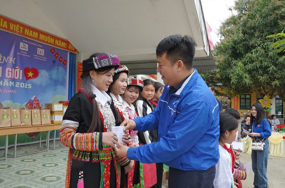 Đoàn thanh niên NXBGDVN: Mang sách – mang yêu thương lên miền đá núi - ảnh 2