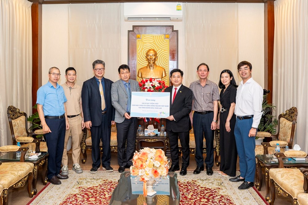 Nhà xuất bản Giáo dục Việt Nam tham dự chương trình “Xuân Quê hương” tại Đông Bắc Thái Lan - ảnh 2