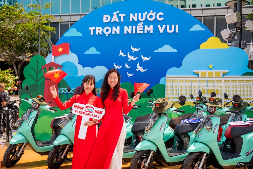 Người dân TP.HCM hào hứng “check in” tại triển lãm “50 Hành trình - Một Tương lai Xanh” của VinFast - ảnh 10