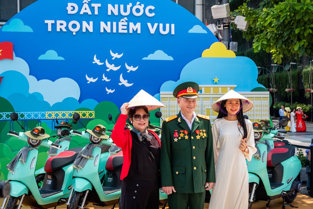 Người dân TP.HCM hào hứng “check in” tại triển lãm “50 Hành trình - Một Tương lai Xanh” của VinFast - ảnh 11