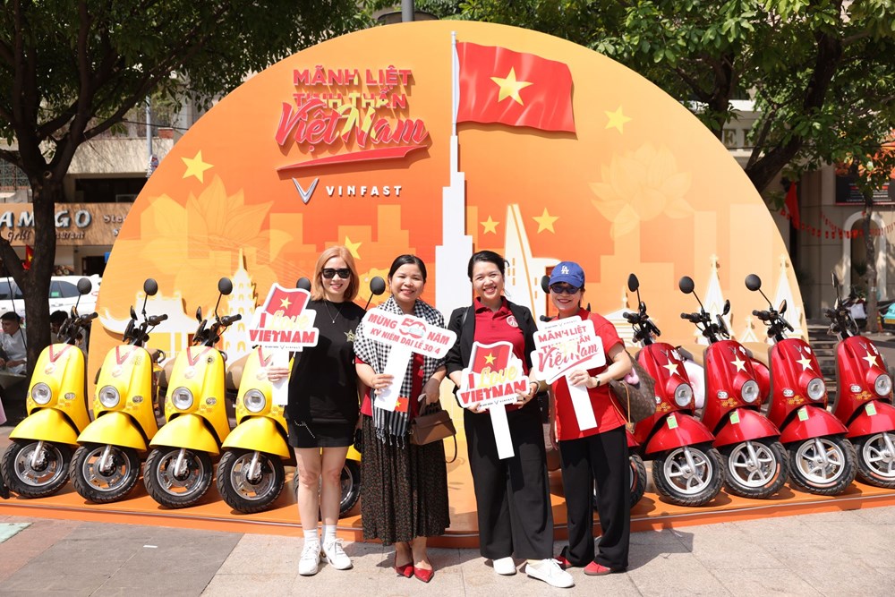 Người dân TP.HCM hào hứng “check in” tại triển lãm “50 Hành trình - Một Tương lai Xanh” của VinFast - ảnh 1