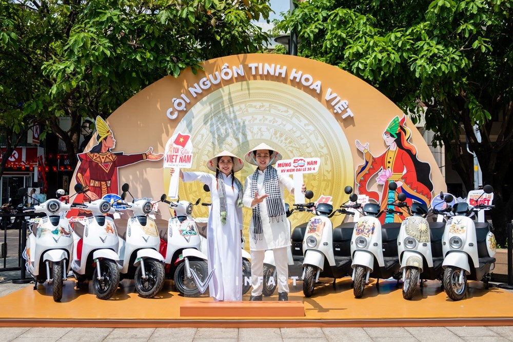 Người dân TP.HCM hào hứng “check in” tại triển lãm “50 Hành trình - Một Tương lai Xanh” của VinFast - ảnh 2