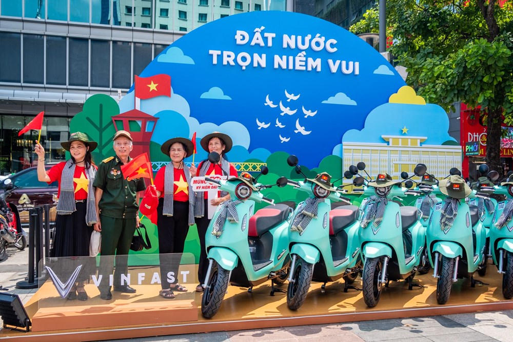 Người dân TP.HCM hào hứng “check in” tại triển lãm “50 Hành trình - Một Tương lai Xanh” của VinFast - ảnh 4