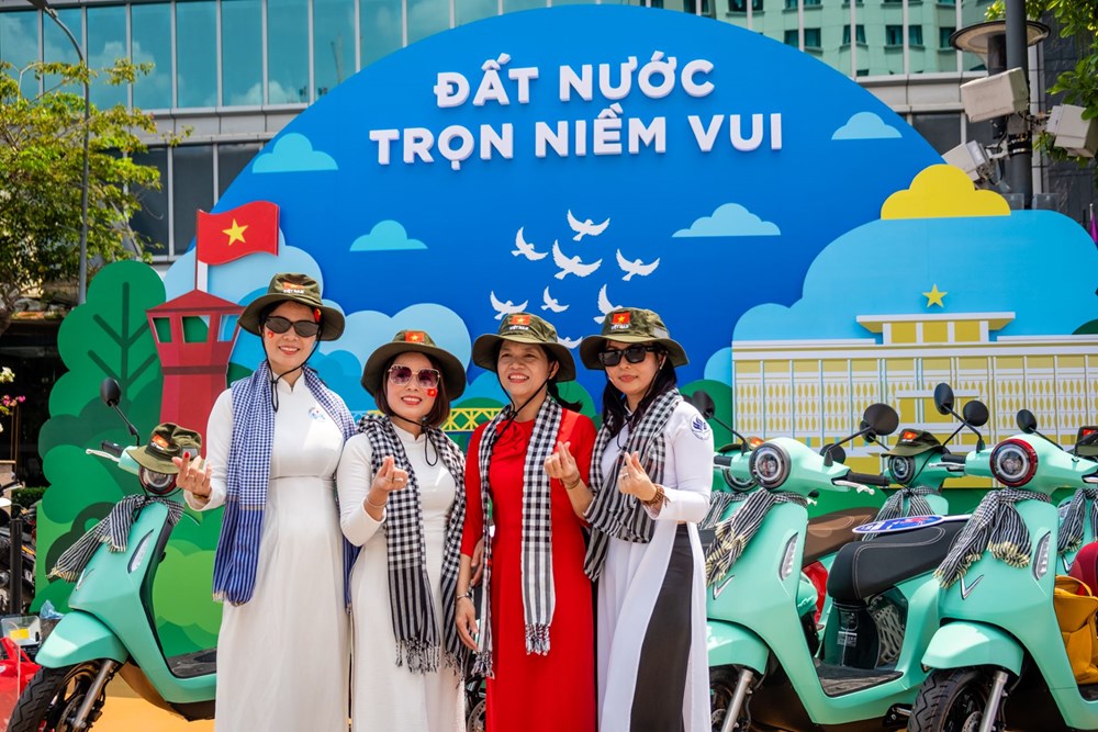 Người dân TP.HCM hào hứng “check in” tại triển lãm “50 Hành trình - Một Tương lai Xanh” của VinFast - ảnh 5