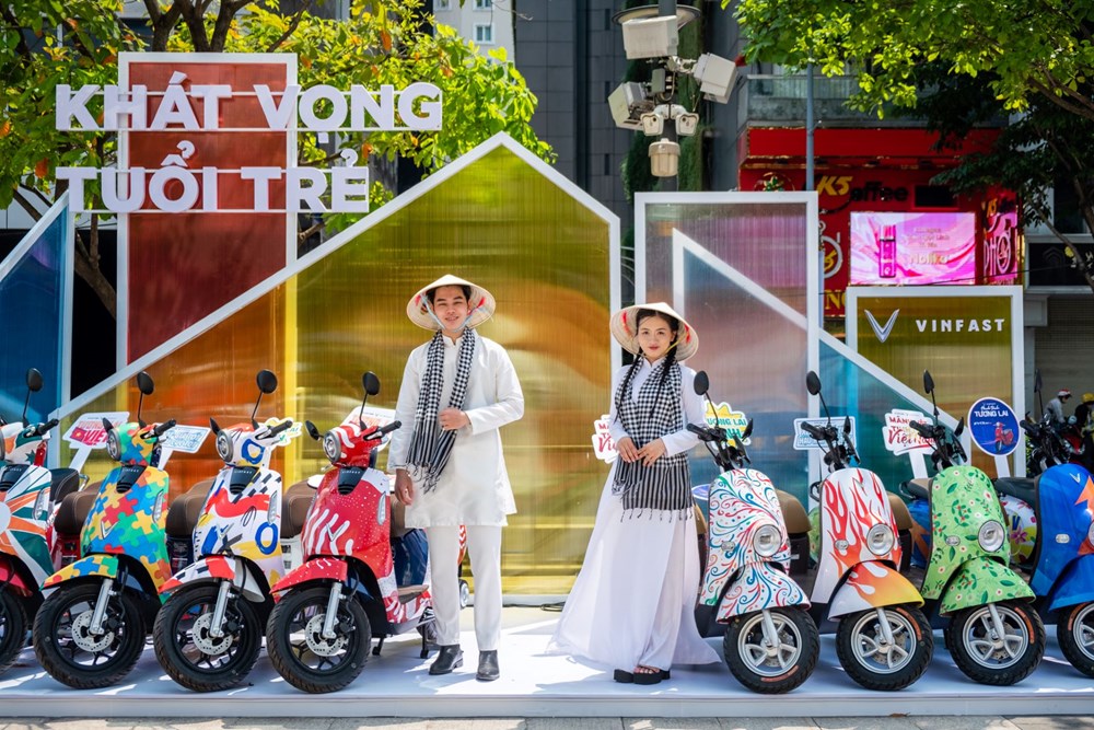 Người dân TP.HCM hào hứng “check in” tại triển lãm “50 Hành trình - Một Tương lai Xanh” của VinFast - ảnh 7