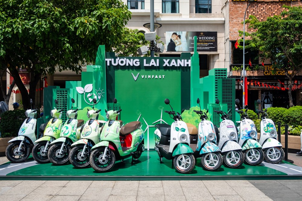 Người dân TP.HCM hào hứng “check in” tại triển lãm “50 Hành trình - Một Tương lai Xanh” của VinFast - ảnh 9