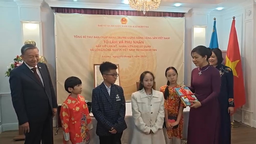 Tủ sách tiếng Việt - Gắn kết thế hệ trẻ Việt Nam ở nước ngoài với cội nguồn dân tộc - ảnh 4