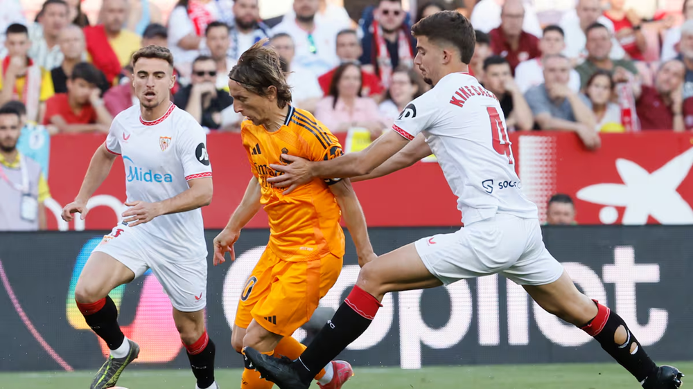 Barcelona sảy chân, Real Madrid thắng muộn - ảnh 1