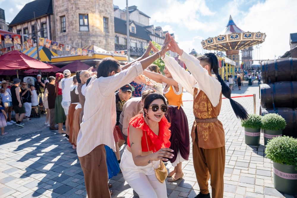 Đạo diễn vũ đạo của MV Bắc Bling dàn dựng show diễn “siêu hot” tại Ba Na Hills - ảnh 6