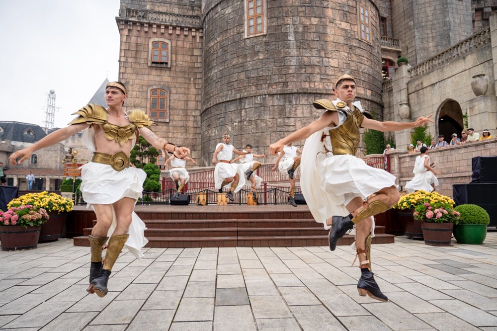 Đạo diễn vũ đạo của MV Bắc Bling dàn dựng show diễn “siêu hot” tại Ba Na Hills - ảnh 8