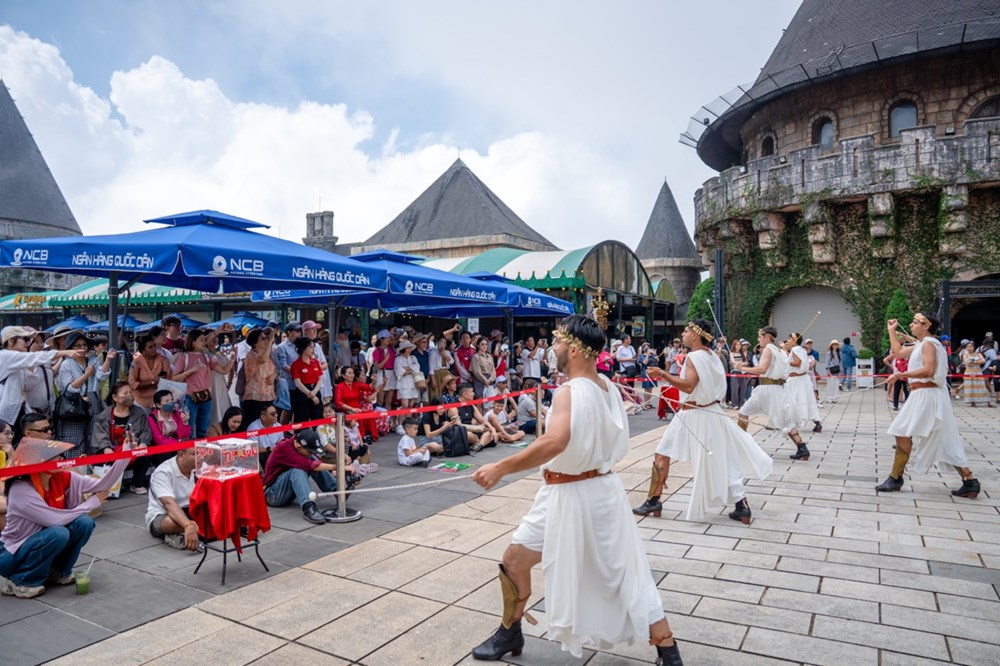 Đạo diễn vũ đạo của MV Bắc Bling dàn dựng show diễn “siêu hot” tại Ba Na Hills - ảnh 7