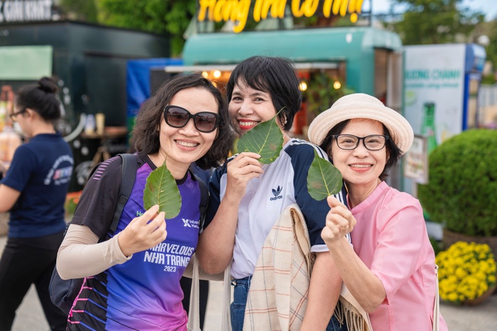 Kỳ lạ đi chợ bằng lá thay tiền tại núi Bà Đen, Tây Ninh - ảnh 1