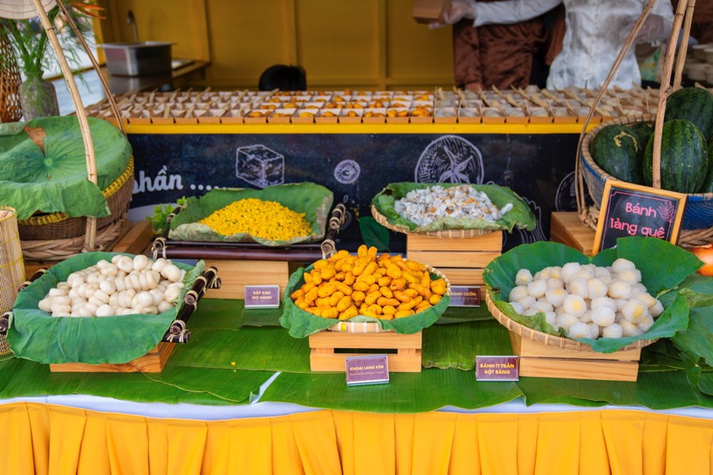 Kỳ lạ đi chợ bằng lá thay tiền tại núi Bà Đen, Tây Ninh - ảnh 2