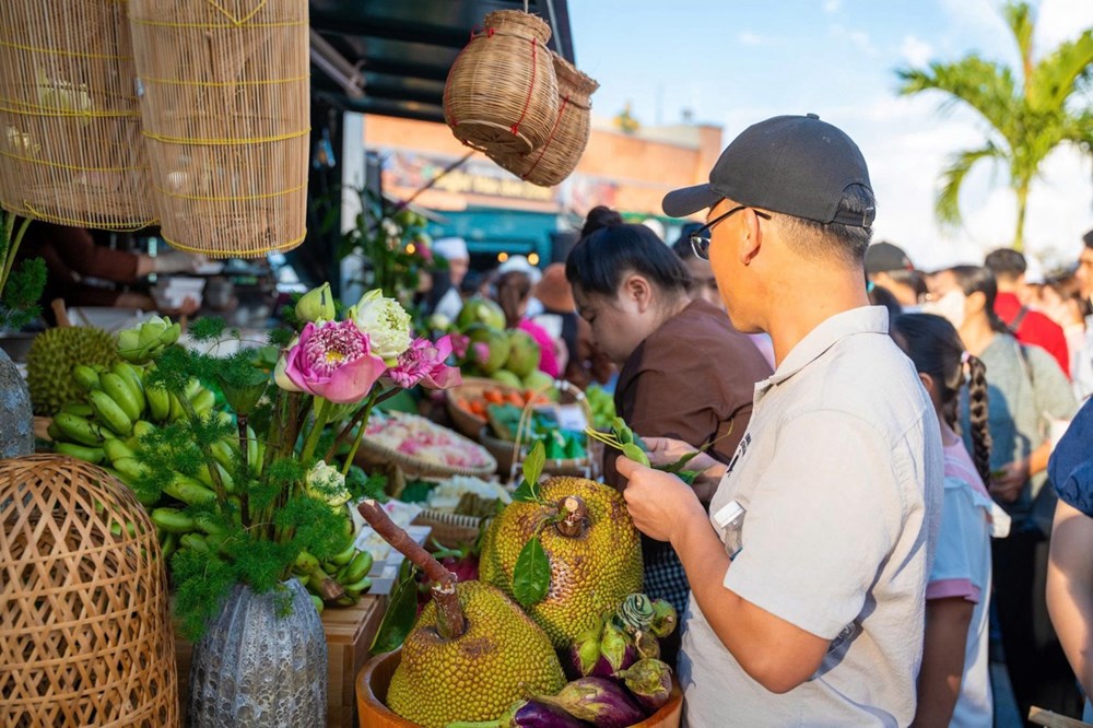 Kỳ lạ đi chợ bằng lá thay tiền tại núi Bà Đen, Tây Ninh - ảnh 3