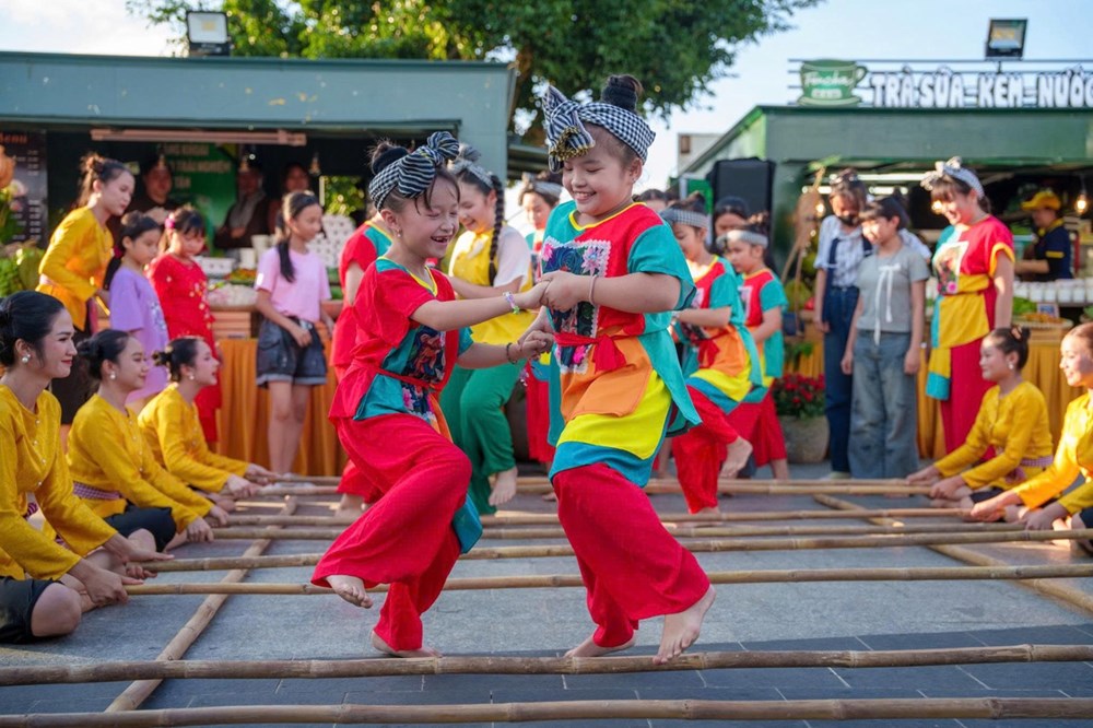 Kỳ lạ đi chợ bằng lá thay tiền tại núi Bà Đen, Tây Ninh - ảnh 5