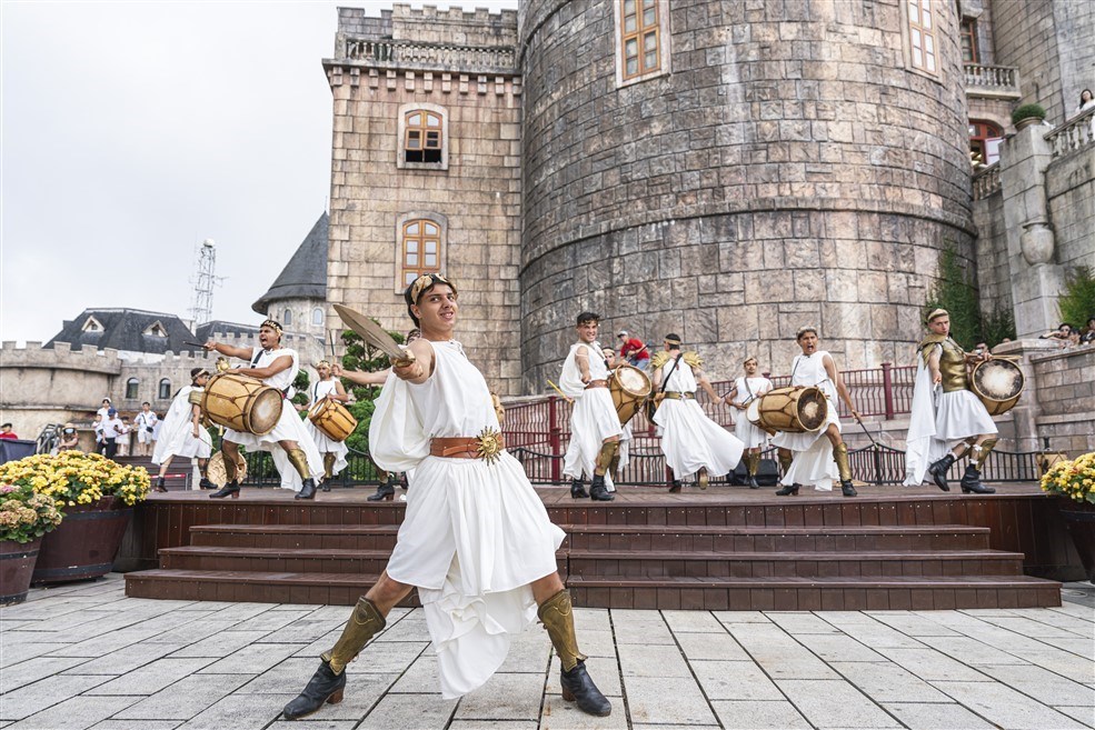 Show diễn mới trên đỉnh Bà Nà gây ấn tượng bởi hình ảnh “tuyệt đối điện ảnh” - ảnh 8