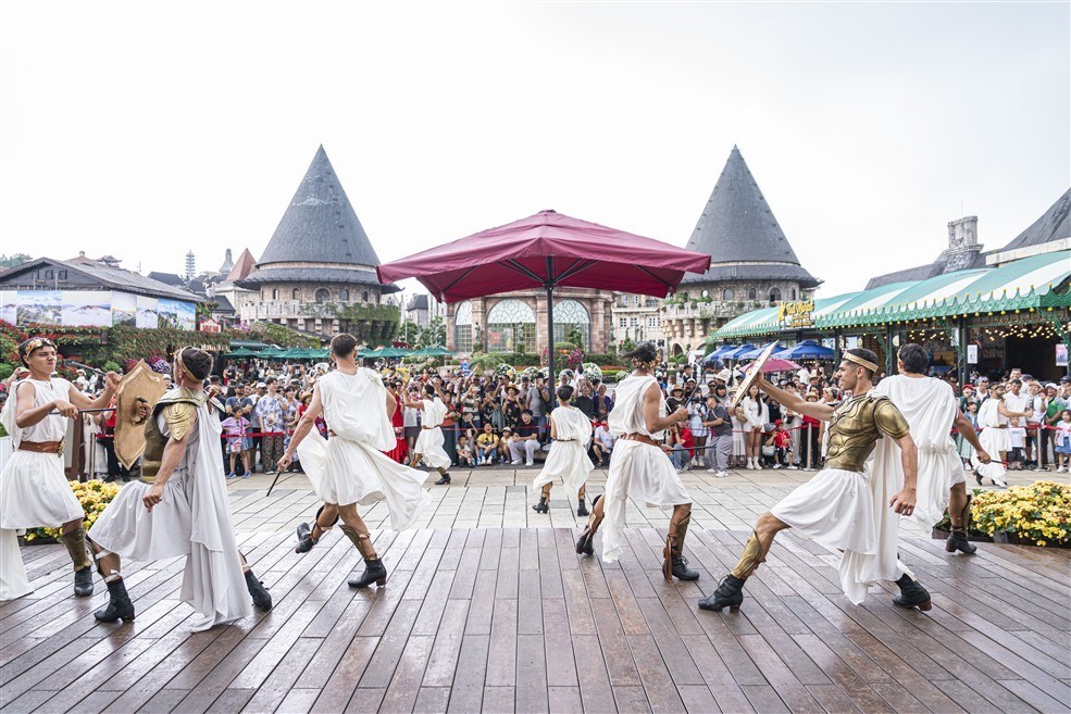 Show diễn mới trên đỉnh Bà Nà gây ấn tượng bởi hình ảnh “tuyệt đối điện ảnh” - ảnh 9