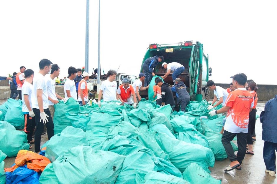 Gần 10.000 người vingroup và tình nguyện viên ra quân làm sạch bờ biển tại 28 tỉnh, thành phố - ảnh 13